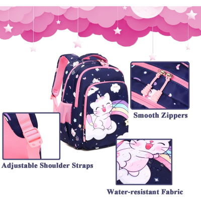 mochila infantil azul escura com padrão de gatos e arco-íris e detalhes cor de rosa