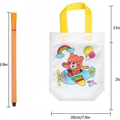 Saco infantil branco com urso a voar num avião e caneta laranja ao lado