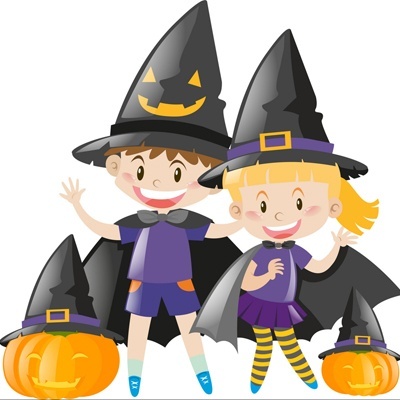 Crianças vestidas de bruxa com chapéus pontudos, capas e abóboras com chapéus de bruxa