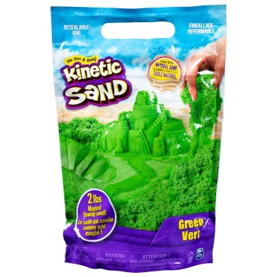 Embalagem de Kinetic Sand verde com castelo de areia moldado