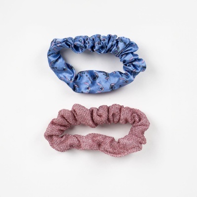 Dois elásticos para cabelo azul e rosa sobre fundo branco