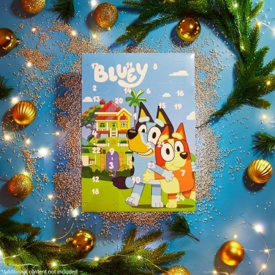 Calendário do advento Bluey com personagens em cenário de campo e decoração natalícia