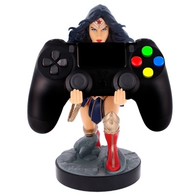 Figura da Wonder Woman a segurar um comando de videojogos preto com botões coloridos