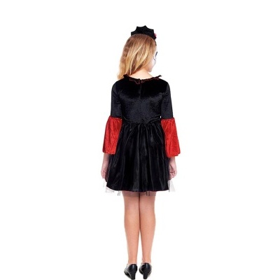 Vestido infantil preto e vermelho visto de costas