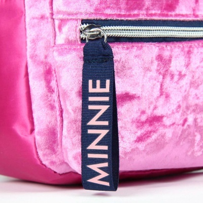 Mala rosa aveludada com pendente azul e texto MINNIE.