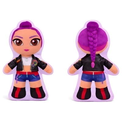 Almofada de personagem com ilustração de boneca de cabelo roxo e roupa de casaco preto, top branco, calções azuis e botas pretas, vista frontal e traseira