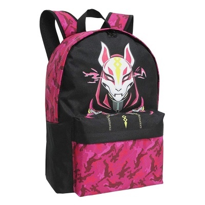 Mochila preta e rosa com padrão camuflado e desenho de máscara de raposa