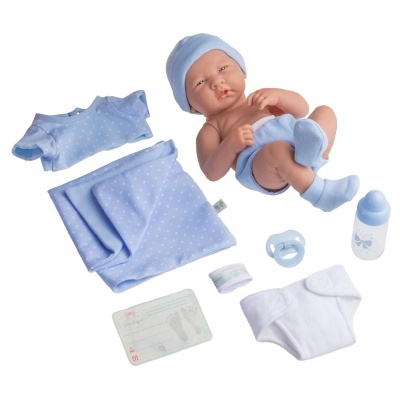 Boneco bebé com roupa azul clara e acessórios em fundo branco