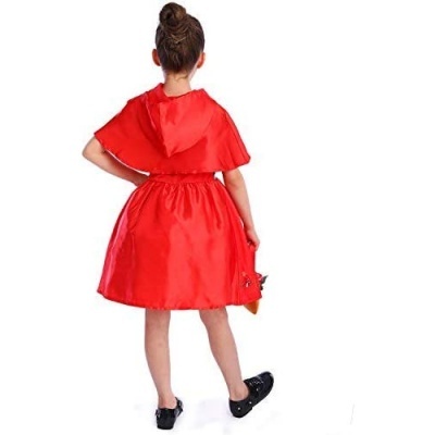 Menina com vestido vermelho com capuz vista de costas.