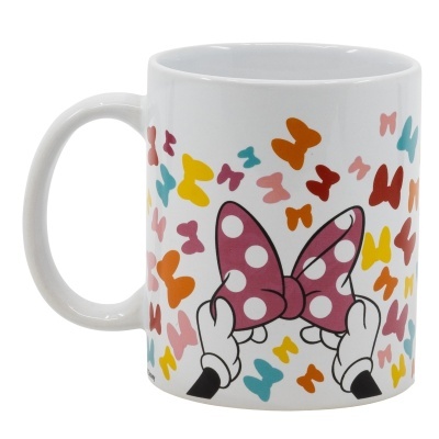 Caneca branca com desenho de mãos segurando laço cor-de-rosa com bolinhas e borboletas coloridas