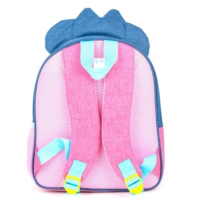 Mochila infantil rosa com detalhes azuis e amarelos, costas acolchoadas e formato com orelhas azuis