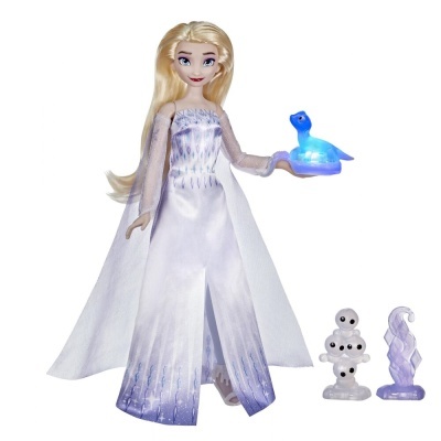 Boneca princesa com vestido branco e lilás e acessórios pequenos.