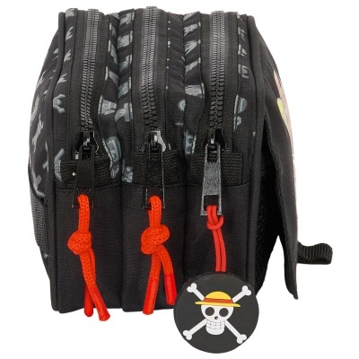 Estojo escolar preto com três compartimentos e puxadores vermelhos.