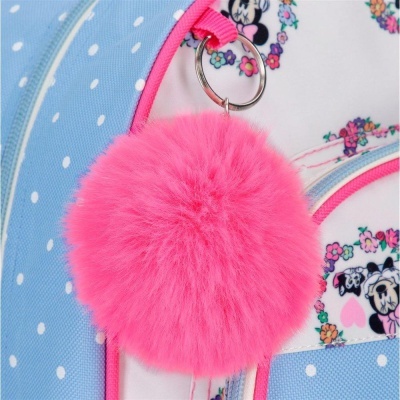 Mochila azul com bolinhas brancas e padrão colorido, chaveiro de pompom rosa