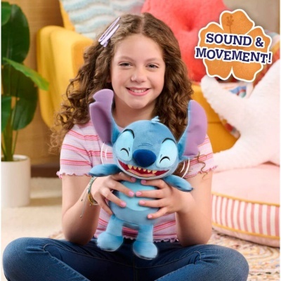 Menina com peluche azul Stitch da Disney, texto SOUND & MOVEMENT!