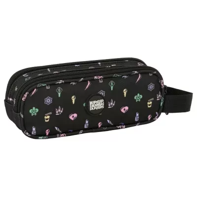 Estojo escolar preto com estampas coloridas e etiqueta KPOP DEMON HUNTERS