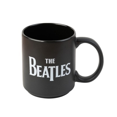 Caneca preta com texto THE BEATLES em branco
