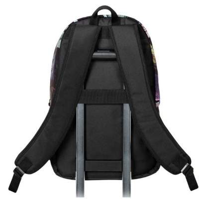 Mochila preta vista de trás com alças acolchoadas e apoio metálico