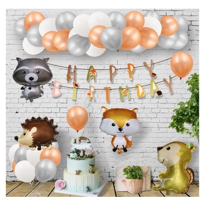 Decoração de festa com balões de animais e faixa HAPPY BIRTHDAY
