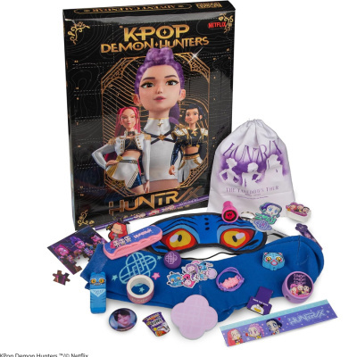Pack de produtos K-POP Demon Hunters com caixa, máscara, meias, saco e acessórios coloridos.