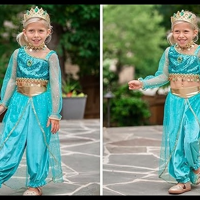 Criança com fato de princesa azul-turquesa e coroa em pavimento de pedra ao ar livre