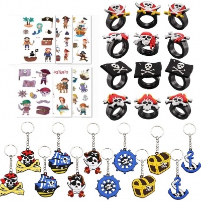 Produtos pirata: tatuagens, anéis e porta-chaves coloridos com caveiras, navios, volantes, baús e âncoras