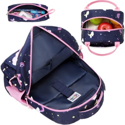 Mochila infantil azul com padrão de unicórnios e rosa, aberta mostrando interior e bolsa térmica com frutas