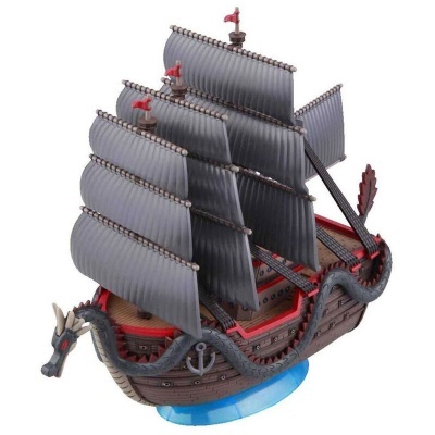 Modelo de navio pirata com velas cinzentas e serpente preta decorativa