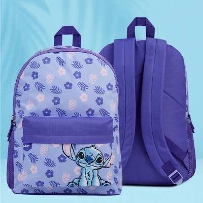 Mochila azul e lilás com padrão floral e imagem do Stitch
