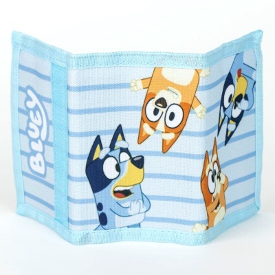 Carteira de tecido azul claro com riscas brancas e personagens Bluey estampados