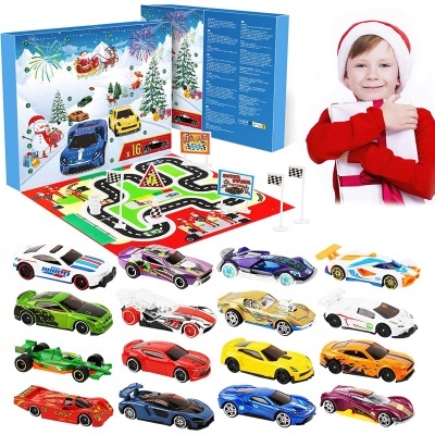 Conjunto de 16 carros de brinquedo com pista de corrida e criança vestida de Natal