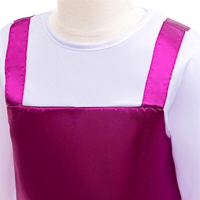 Blusa branca com vestido roxo cintilante de alças largas