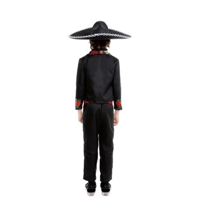 Criança de costas com fato preto e chapéu mexicano preto com detalhes brancos