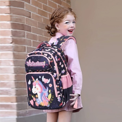 Mochila escolar com padrão de unicórnios e corações em fundo preto e rosa