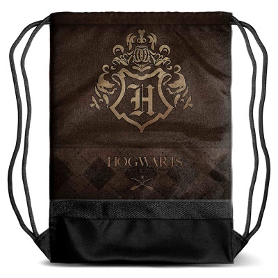 Mochila saco castanha escura com brasão 'H' e texto 'HOGWARTS' dourado