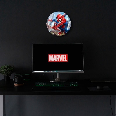 Relógio de parede Homem-Aranha azul e vermelho acima de monitor com logo MARVEL