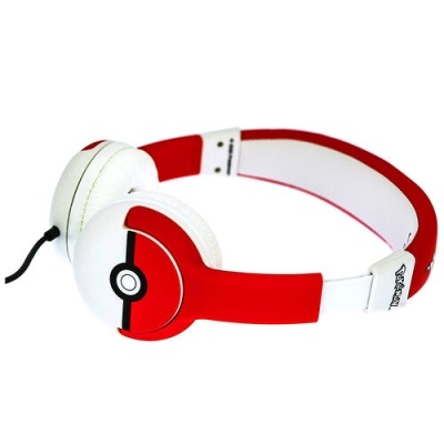 Headphones vermelho e branco com design de Pokébola e texto 'Pokémon'