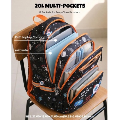 Mochila escolar com tema espacial e vários bolsos em apresentação aberta sobre uma cadeira.