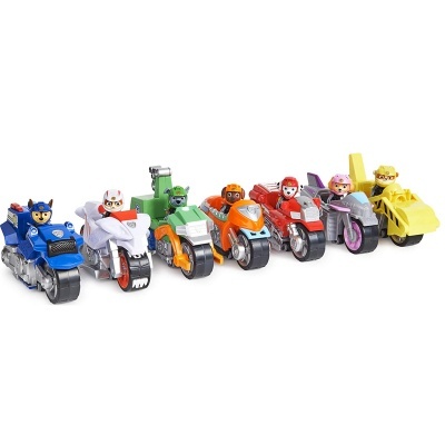 Seis carrinhos de brinquedo de várias cores com bonecos animais