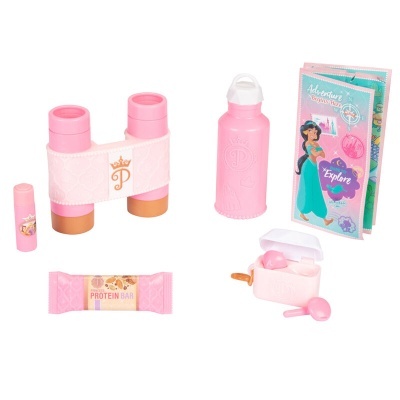 Conjunto rosa para brincar com binóculos, garrafa, barra de proteína e livro sobre fundo branco