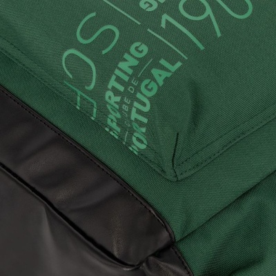 Tecido verde com texto Sporting 1906 Portugal e detalhe em material preto