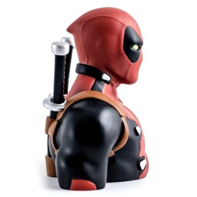Busto decorativo de Deadpool em vermelho e preto com espada nas costas