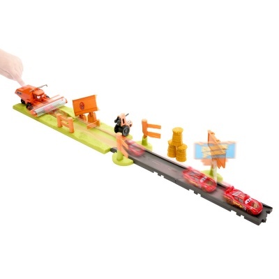 Brinquedo pista de corrida com carros vermelhos e acessórios coloridos