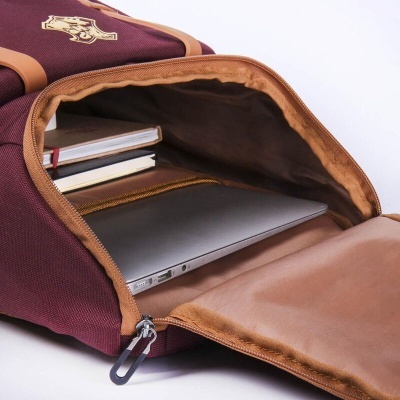 Mochila bordeaux aberta mostrando portátil e cadernos no interior