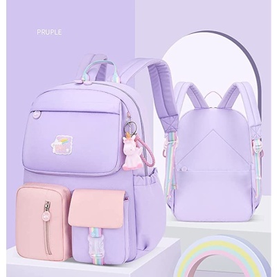 Mochila lilás com bolsos rosa e chaveiro ursinho