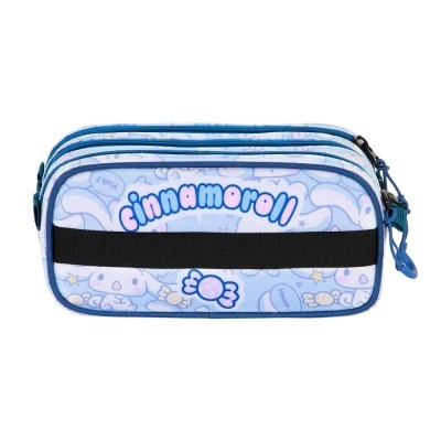 Estojo escolar azul claro com padrão desenho e texto cinnamoroll
