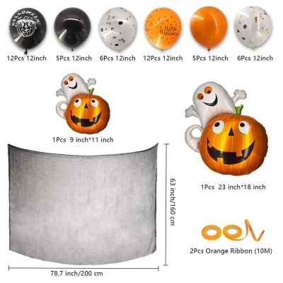 Balões coloridos de Halloween com fantasmas e abóboras, fita laranja e pano cinzento