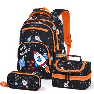 Conjunto mochila, estojo e lancheira com tema espacial em preto e laranja