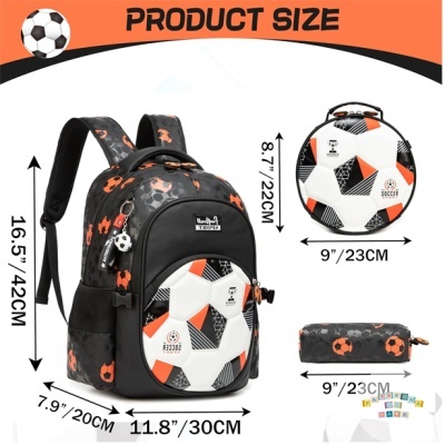 Mochila preta com padrão de bolas de futebol alaranjadas e bolso frontal em formato de bola de futebol