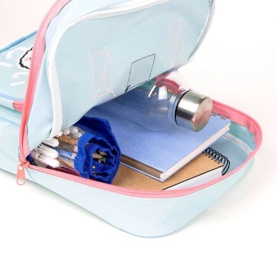 mochila azul clara com fecho rosa aberta mostrando material escolar